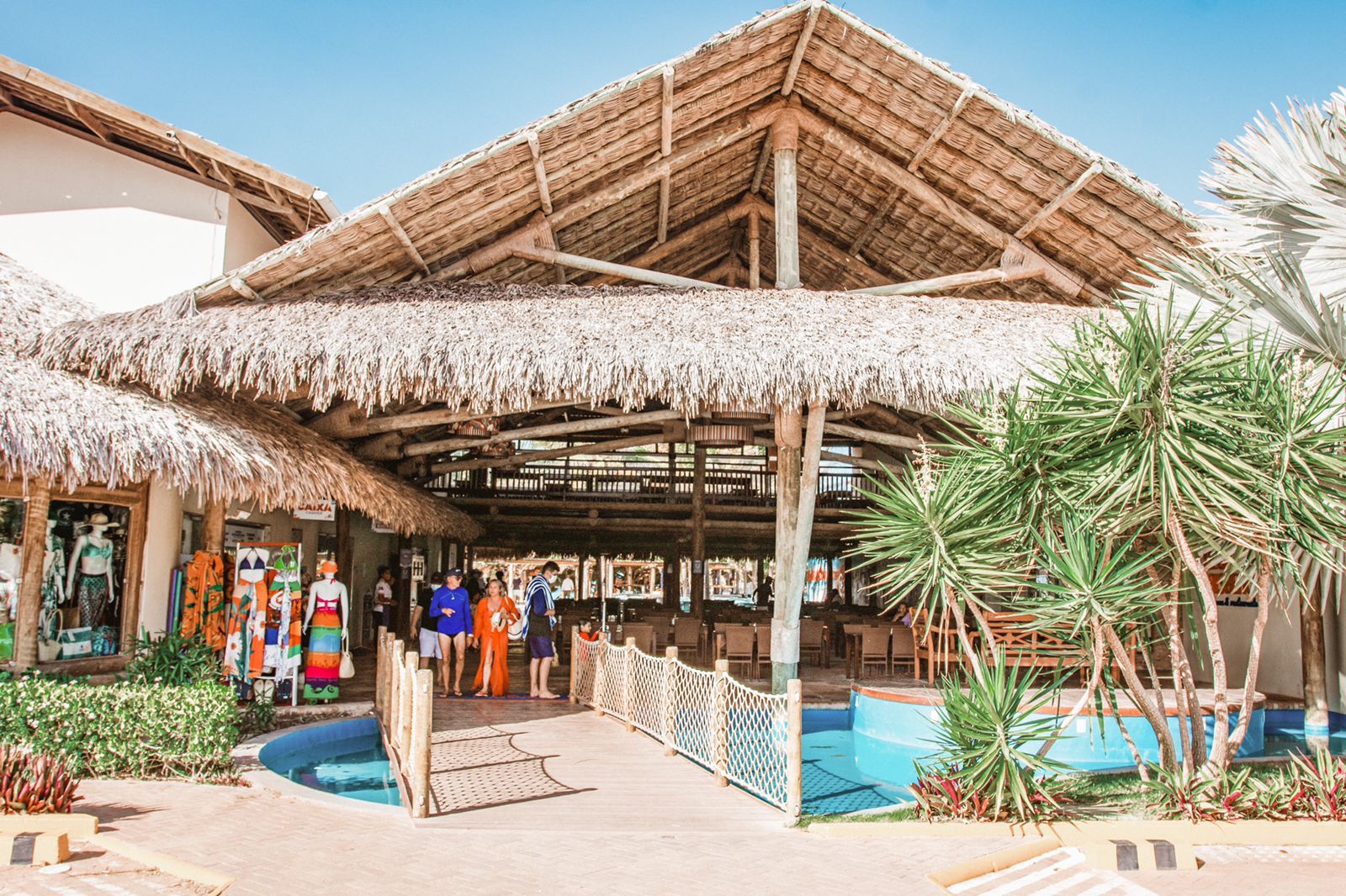 Beach Club mit Palmdach am Meer